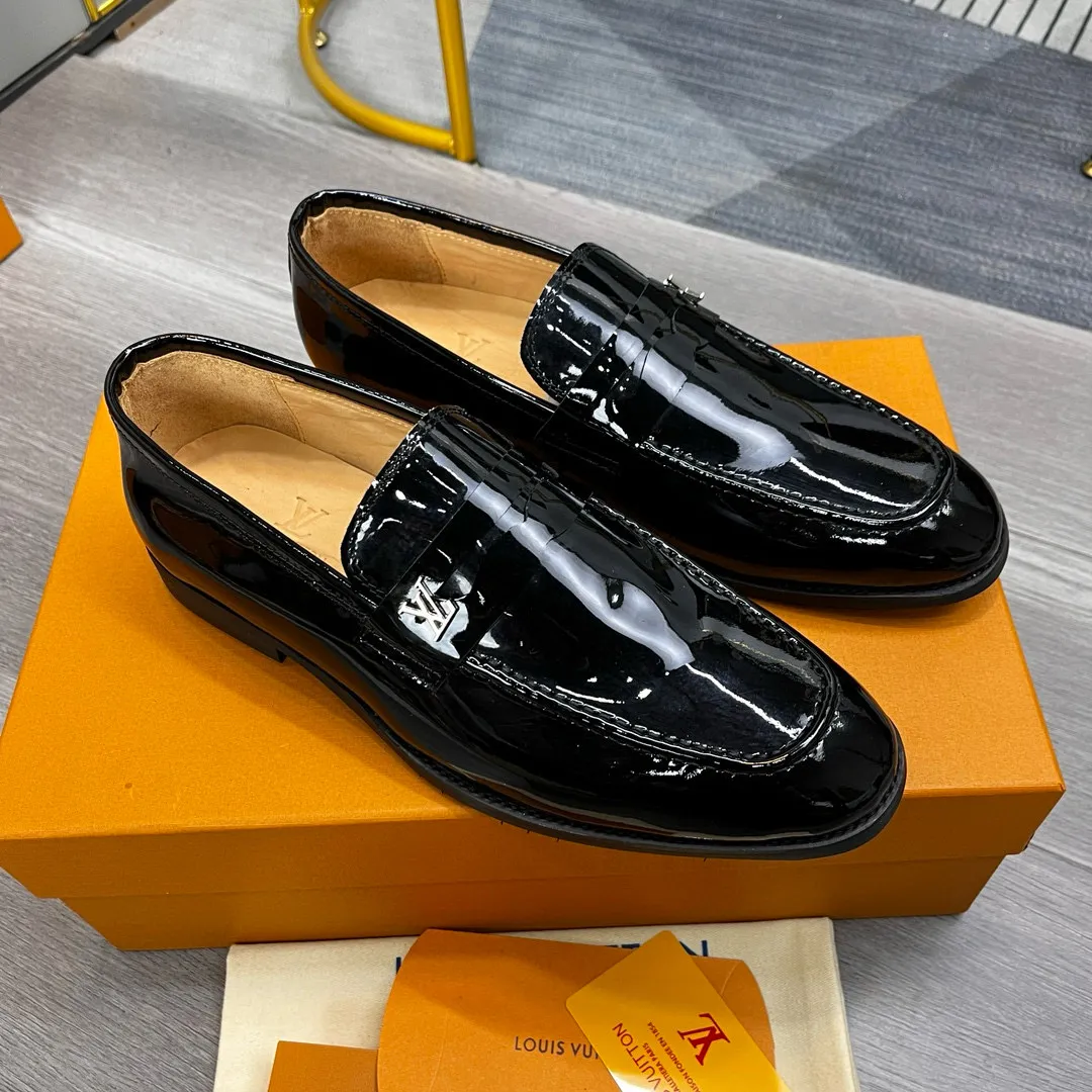 Factory price: 520💰-(LV) men’s formal leather shoes! Genuine molded horsebit, a classic must-have for your shoe cabinet! The feet are particularly delicate! This Gucci original version is a set last, and we are consistent with the counter! Therefore, it is more comfortable in terms of last shape and comfort! Take it to the counter and compare at will! Good shoes are more than just what they make! But grasp the essence from the inside out! Material: Imported first-layer cowhide! Genuine leather outsole imported from Italy, size: 39-44 (38/45 customized, non-refundable)